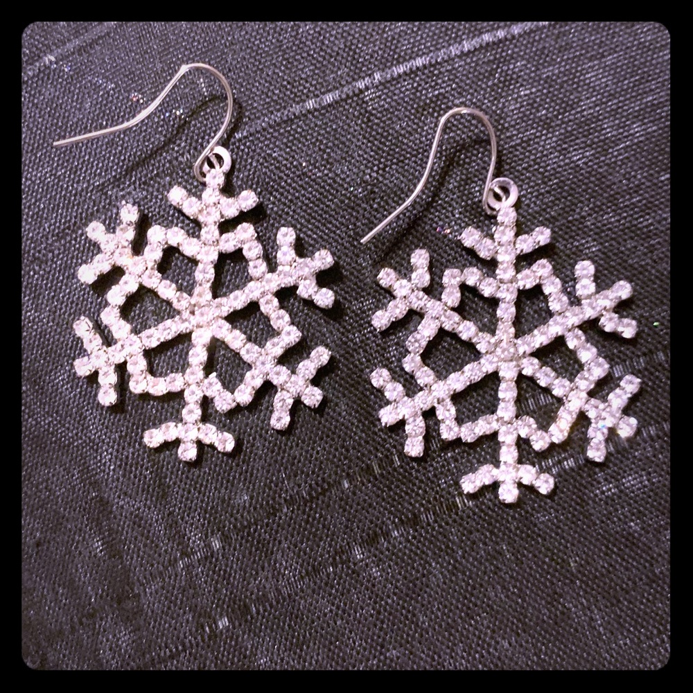 Sparkling snowflake earrings.